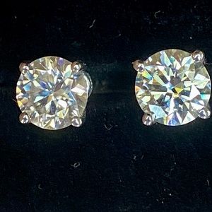 COPY - ⭐️ HOT SALE ‼️ Super Glam 💥 6Cts. Diamond studs⭐️
